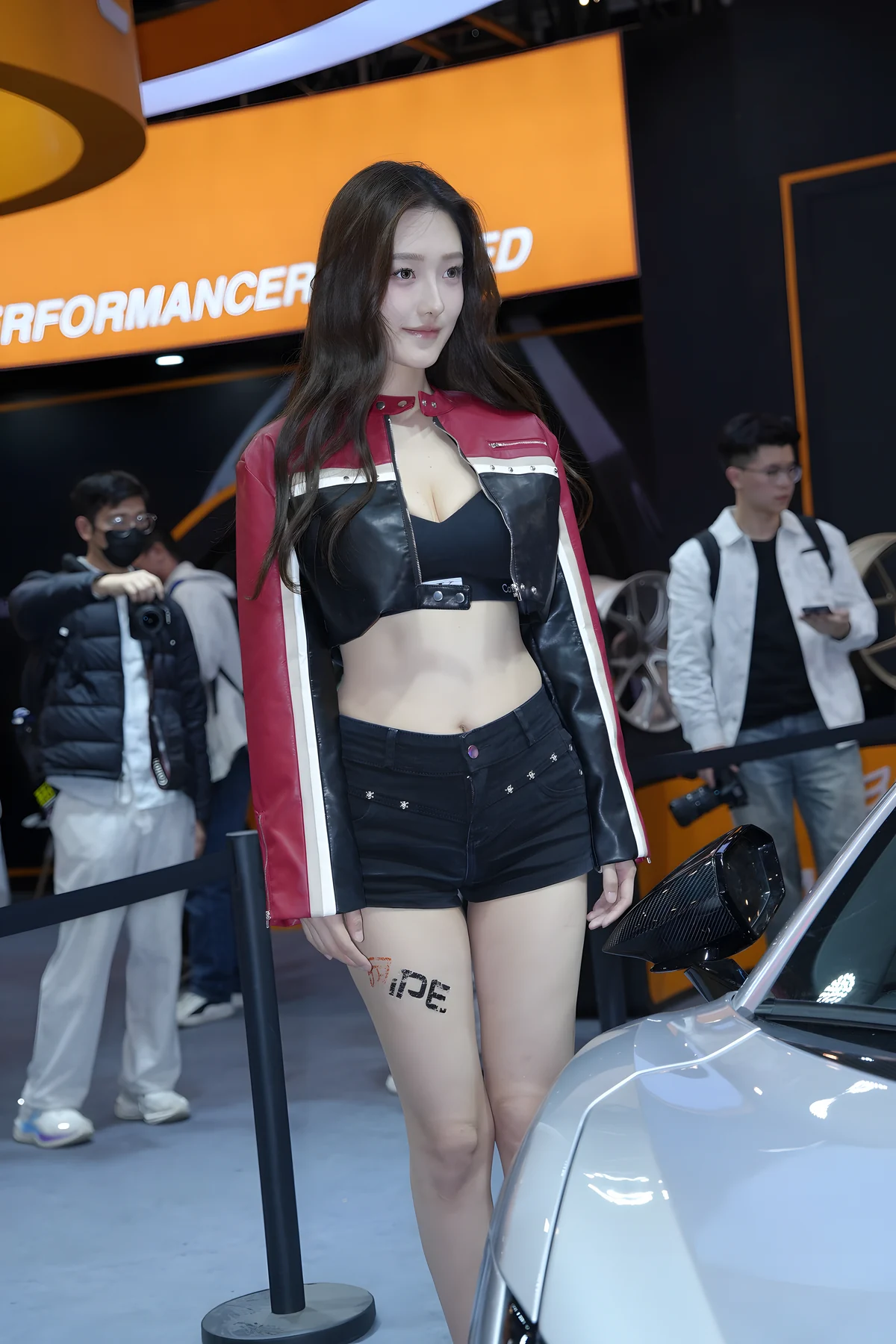 甜美高挑车模J8986
