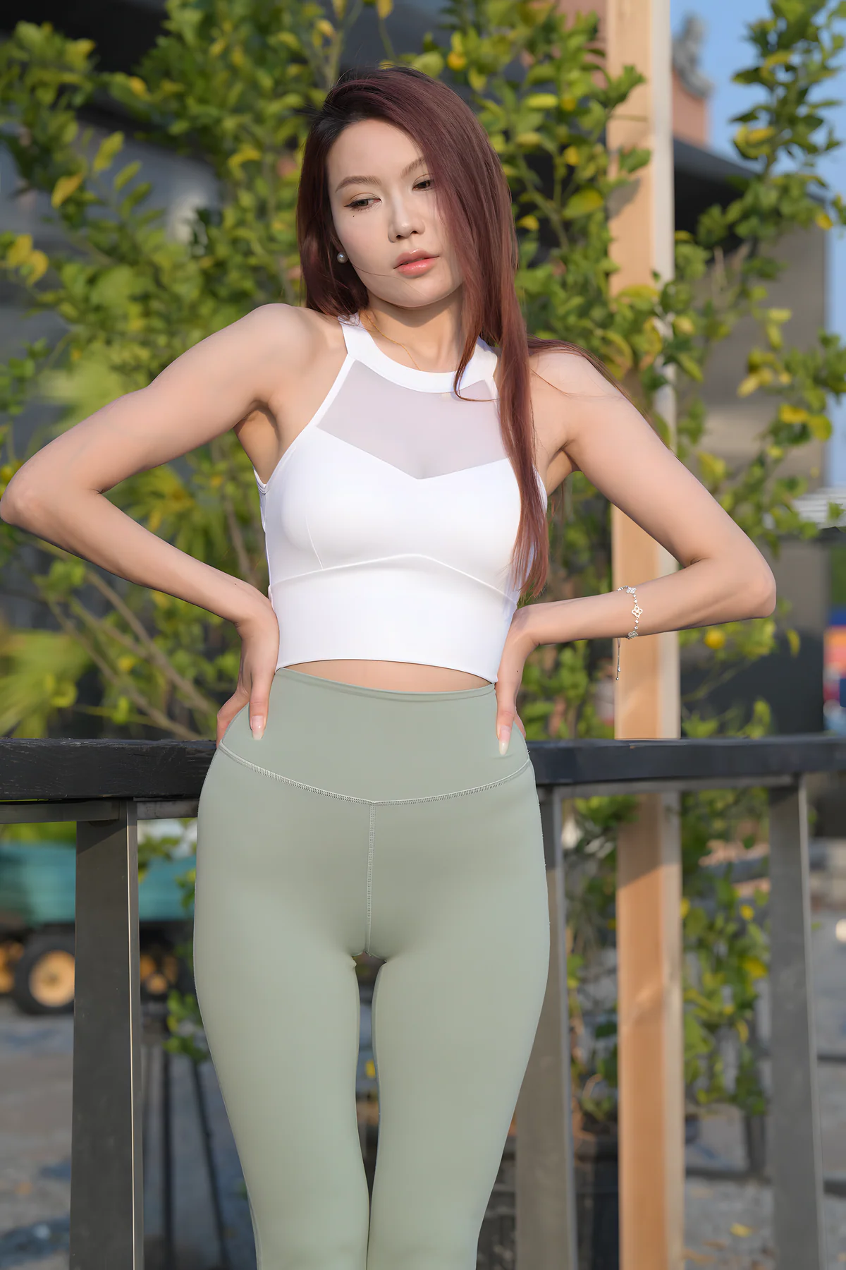 一始街拍作品-绿色瑜伽裤美女J9575