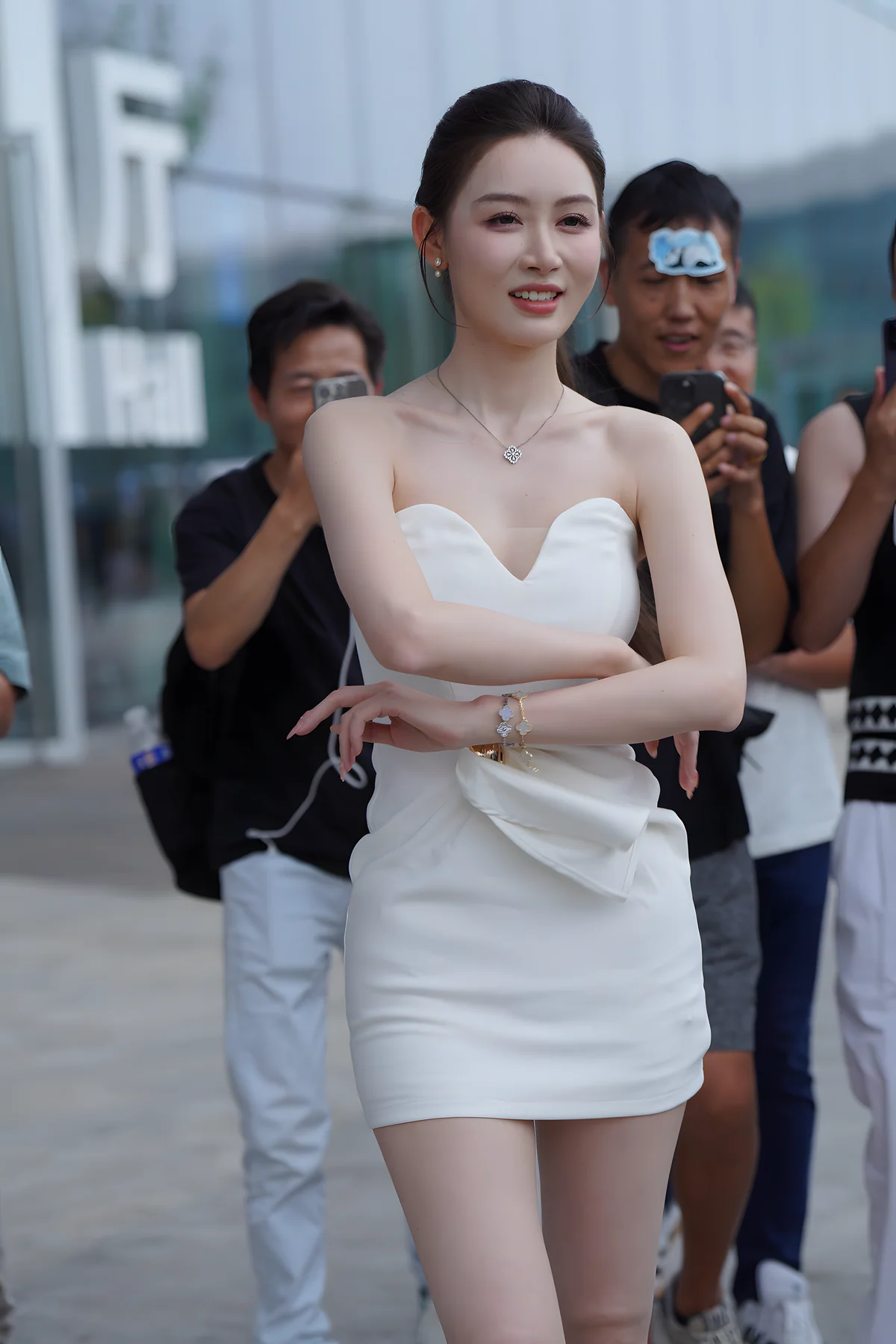 一袭白裙优雅气质J9602