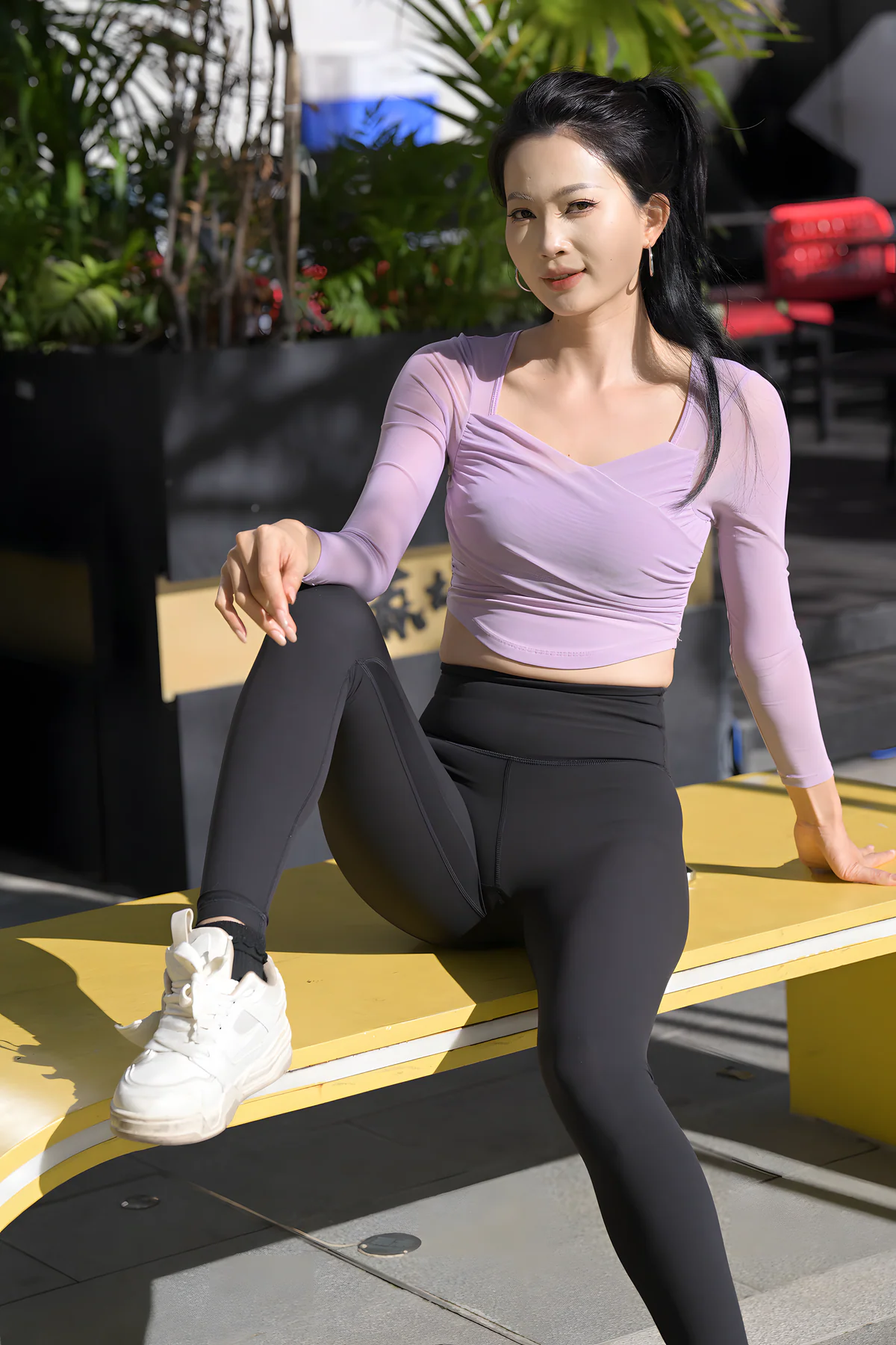 不吃鸡蛋街拍作品-黑色瑜伽裤美女J9875