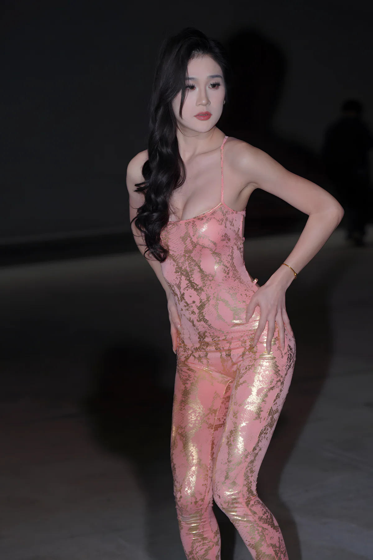 粉金亮面性感连体J9974